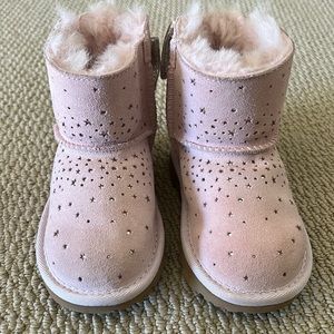 EEUC UGGS SIZE 7 toddler lilac/pink color- only worn inside house once